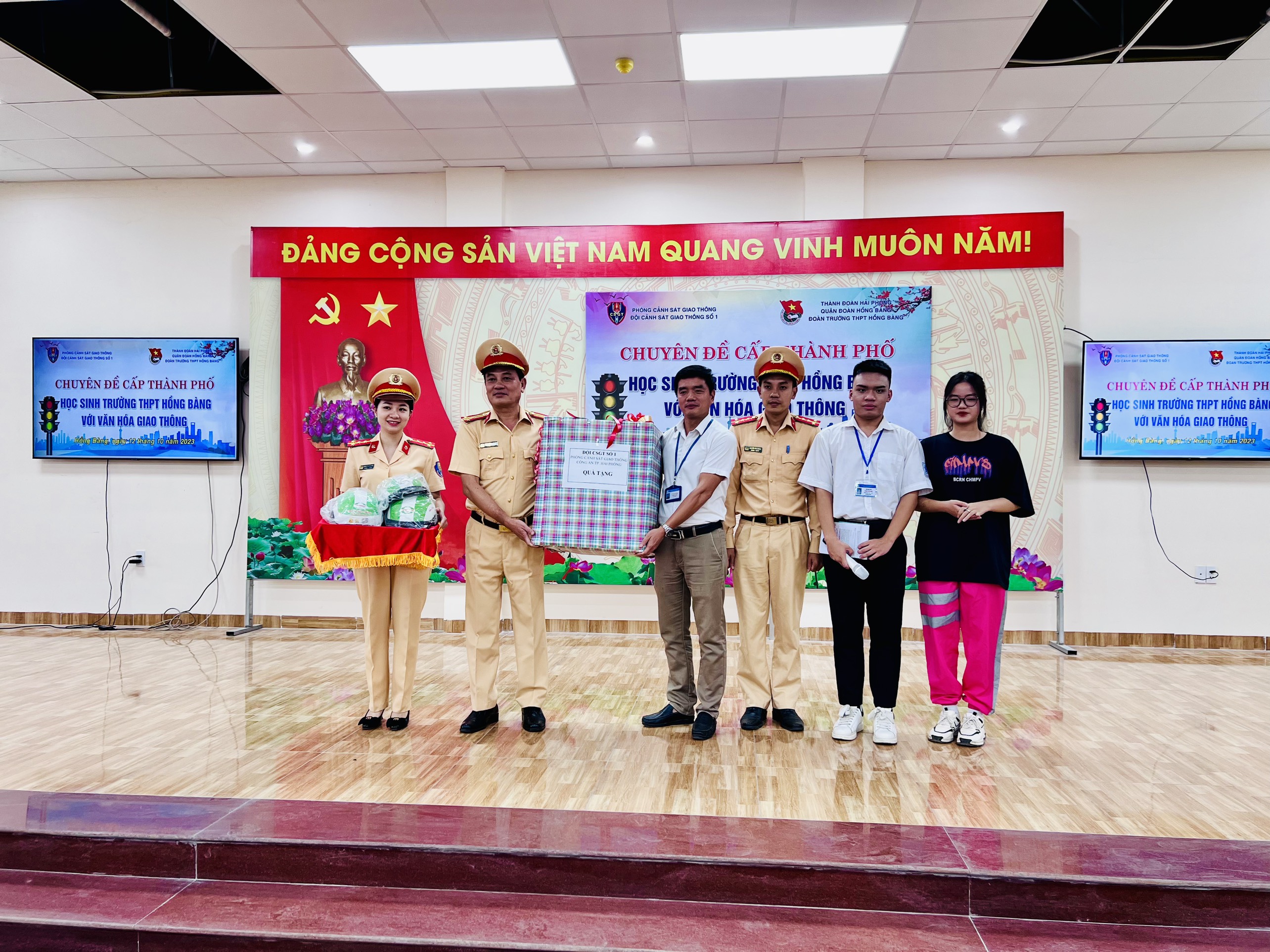 Đội Cảnh sát giao thông số 1 - Phòng Cảnh sát giao thông tuyên truyền giao thông tại Trường THPT Hồng Bàng